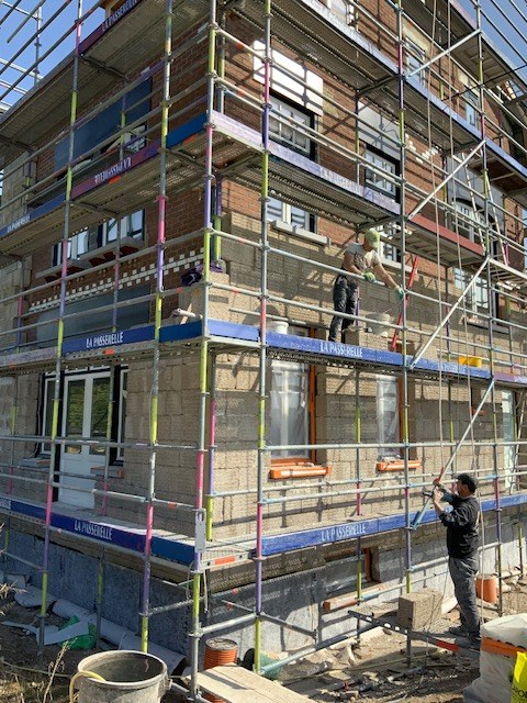 Chantier d'isolation écologique sous échafaudage