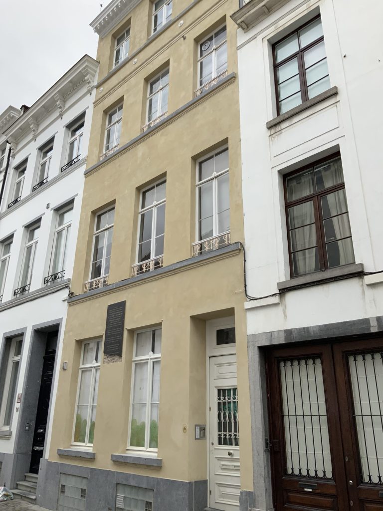 Façade de maison de ville avec un enduit à la chaux ocre