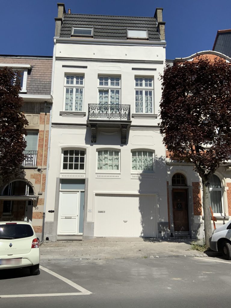 Maison de ville blanche enduite à la chaux