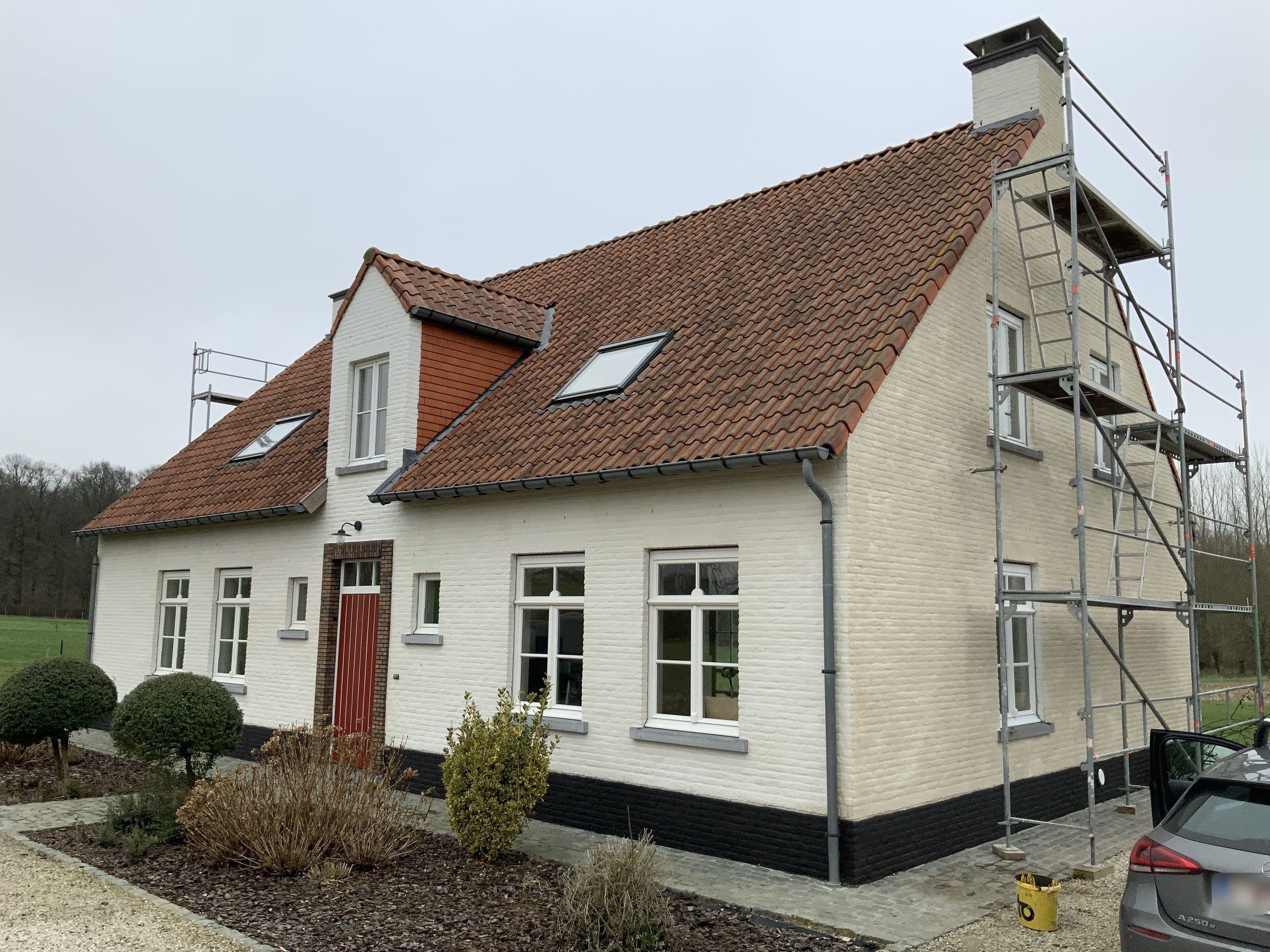 Maison enduite à la chaux blanche