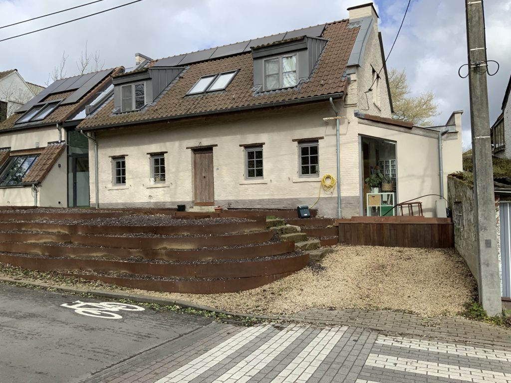 Maison enduite à la chaux en bord de route
