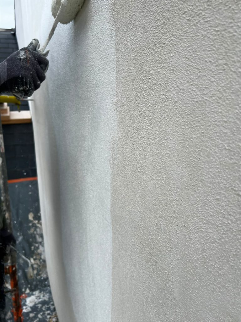 Primer d'accrochage appliqué au rouleau avant l'enduit de finition