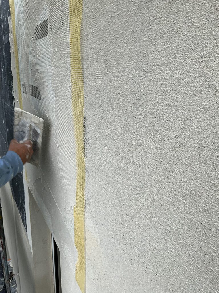 Sous-couche armée appliquée sur le treillis en fibre de verre