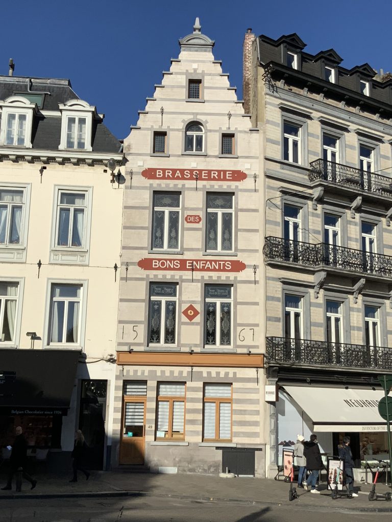 Façade de brasserie entretenue et rénovée