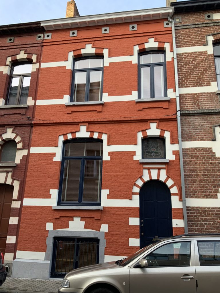 Façade en briques rouges et encadrements à la chaux