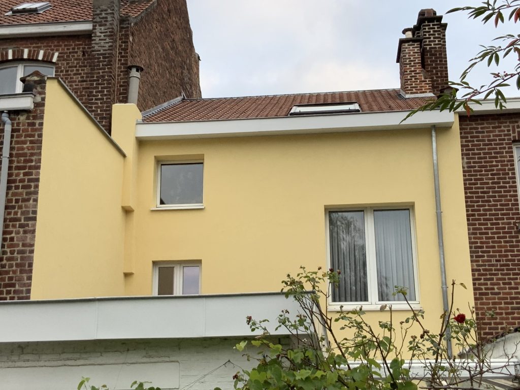 Maison de ville avec un enduit jaune