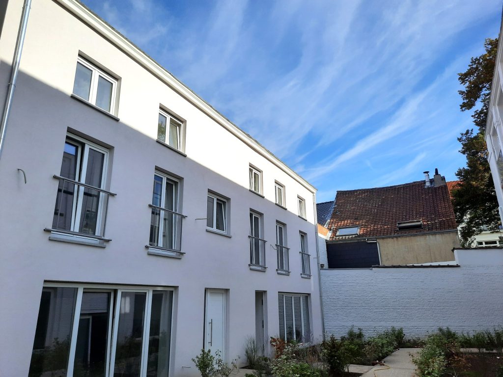 Immeuble récent avec un enduit silicone gris clair