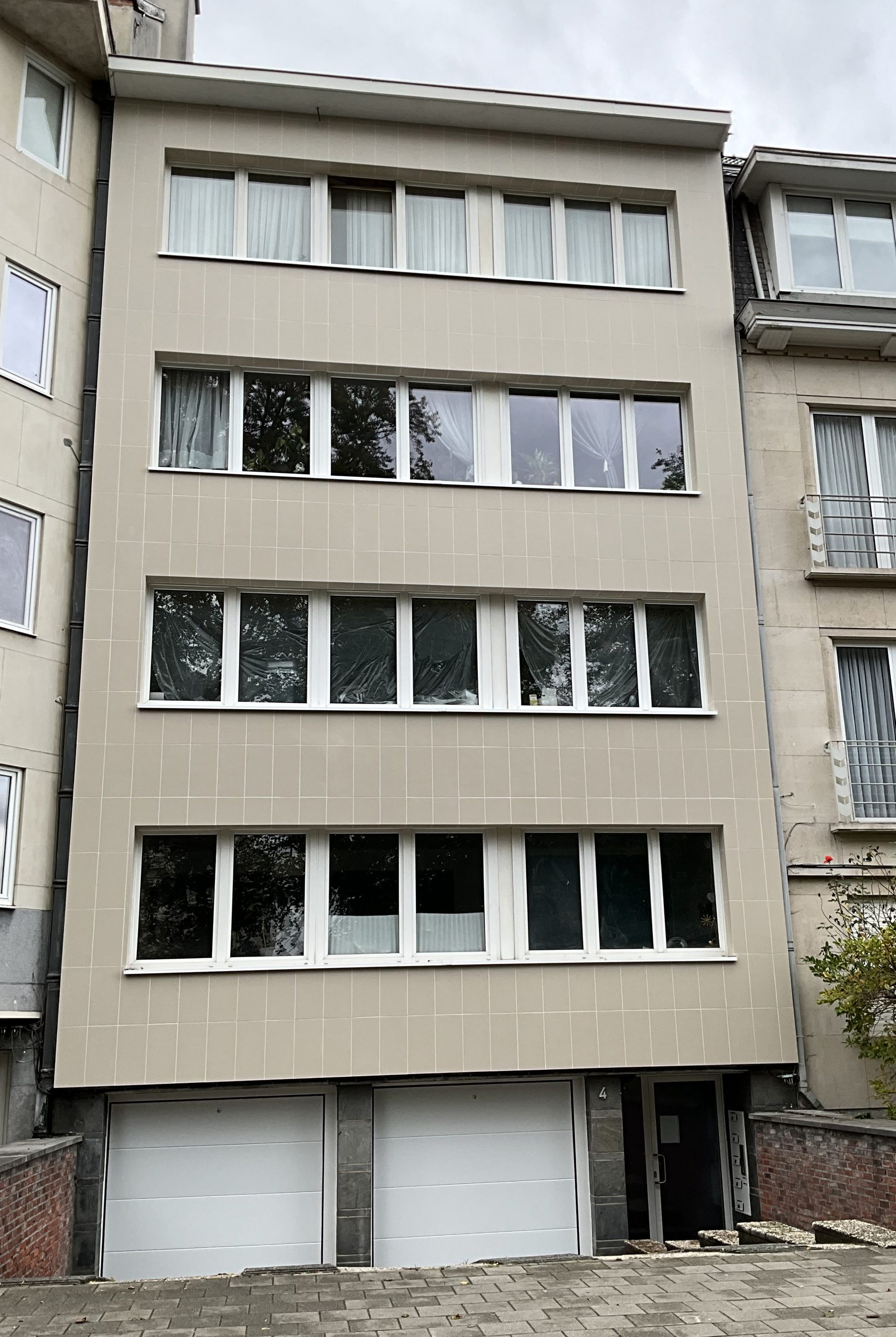 Le même immeuble après isolation et enduit
