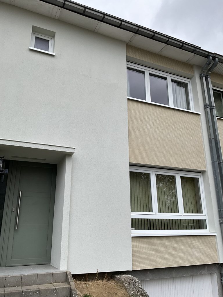 Maison isolée avec un enduit bi-ton