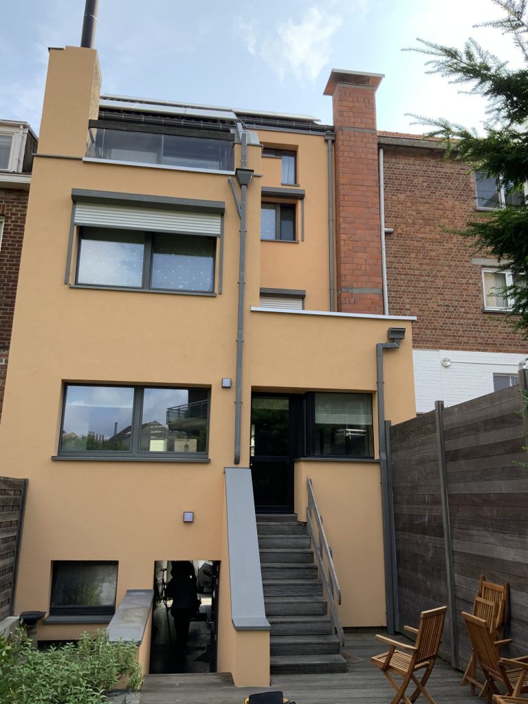 Façade arrière isolée avec un enduit ocre