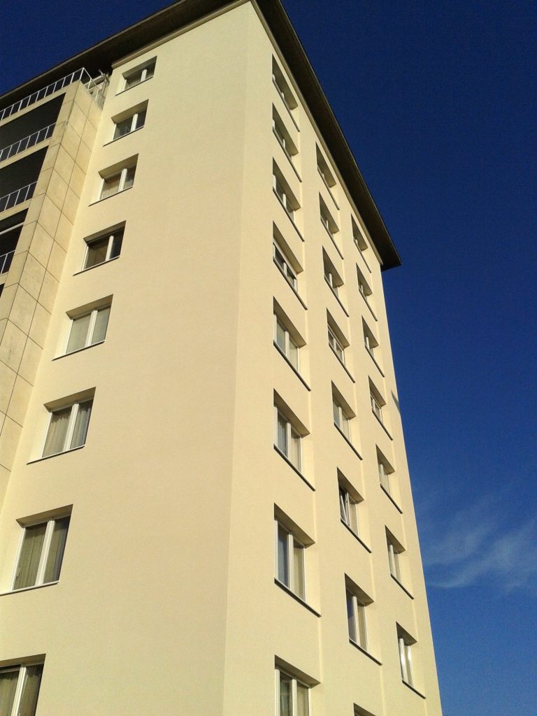 Tour de logements isolée avec un enduit clair