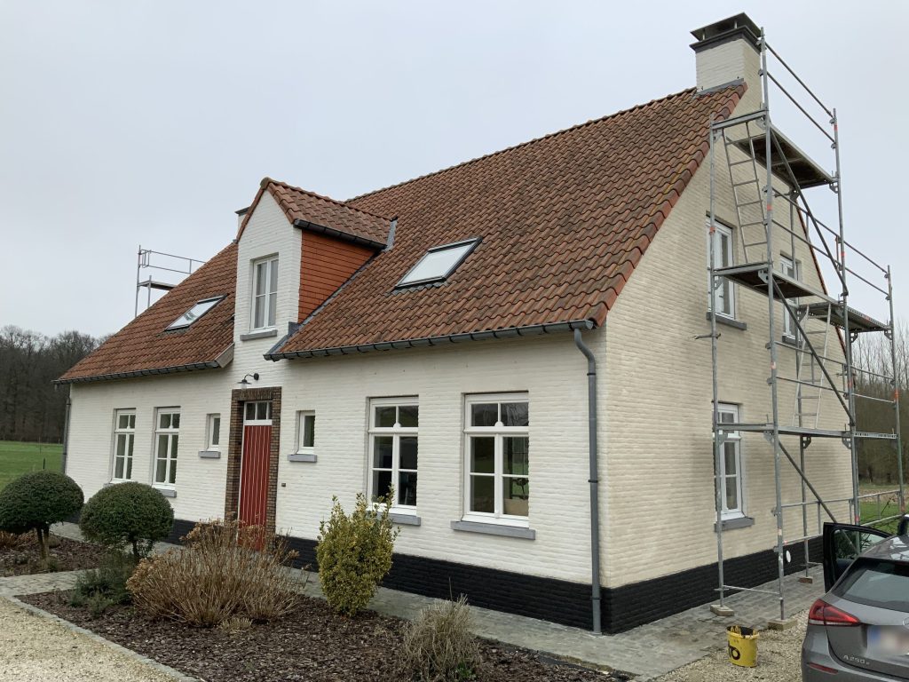 Maison de campagne avec un enduit à la chaux blanc