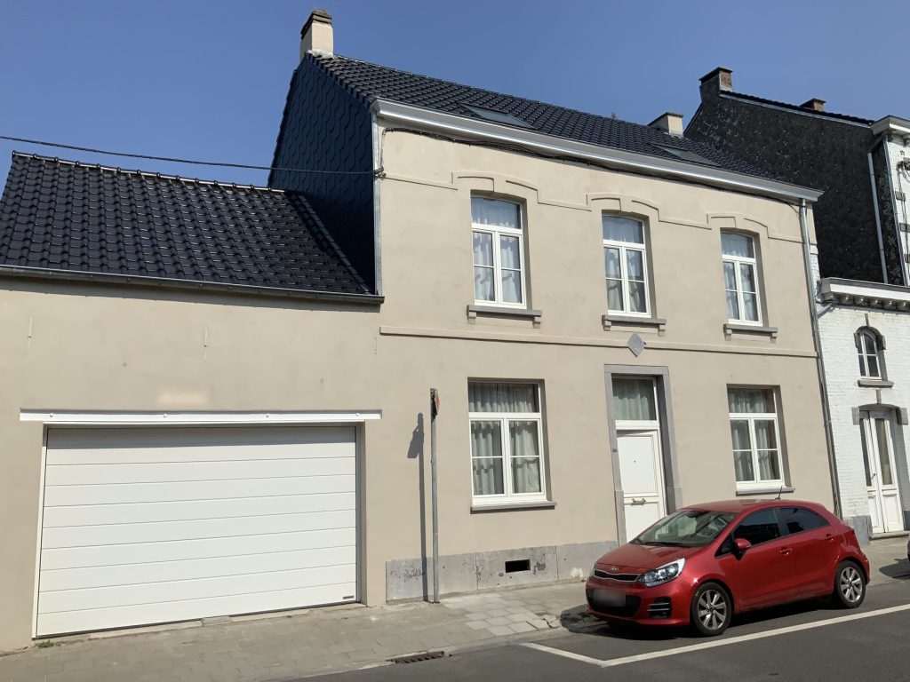 Maison enduite à la chaux, ton beige