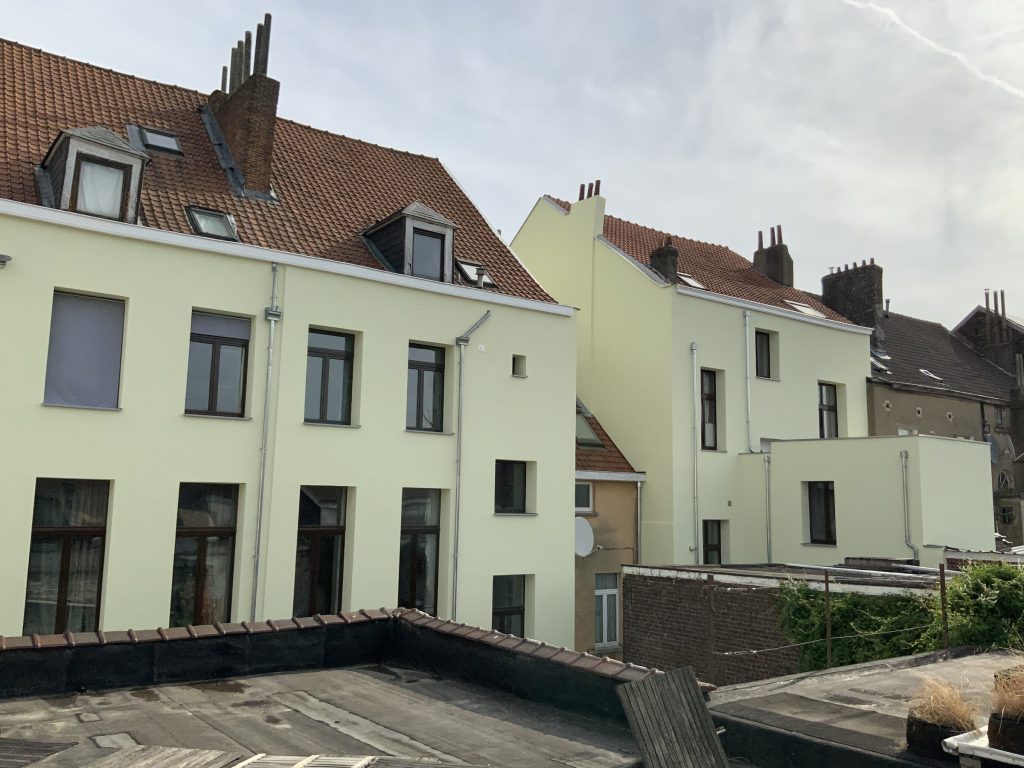 Maisons mitoyennes isolées avec enduit clair