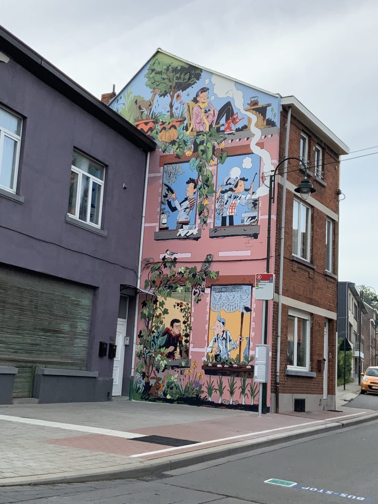 Pignon enduit orné d'une fresque murale