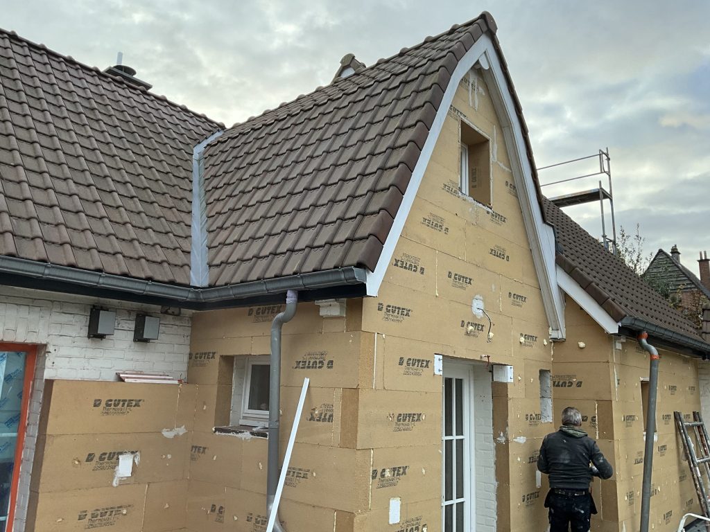 Pose de panneaux isolants en fibre de bois