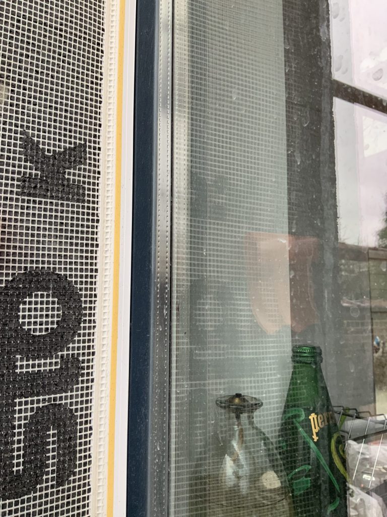 Profilé d'étanchéité autour d'un châssis